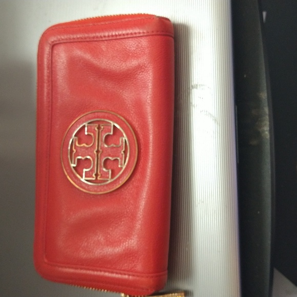 GUC. Tory Burch red wallet. - Picture 1 of 9